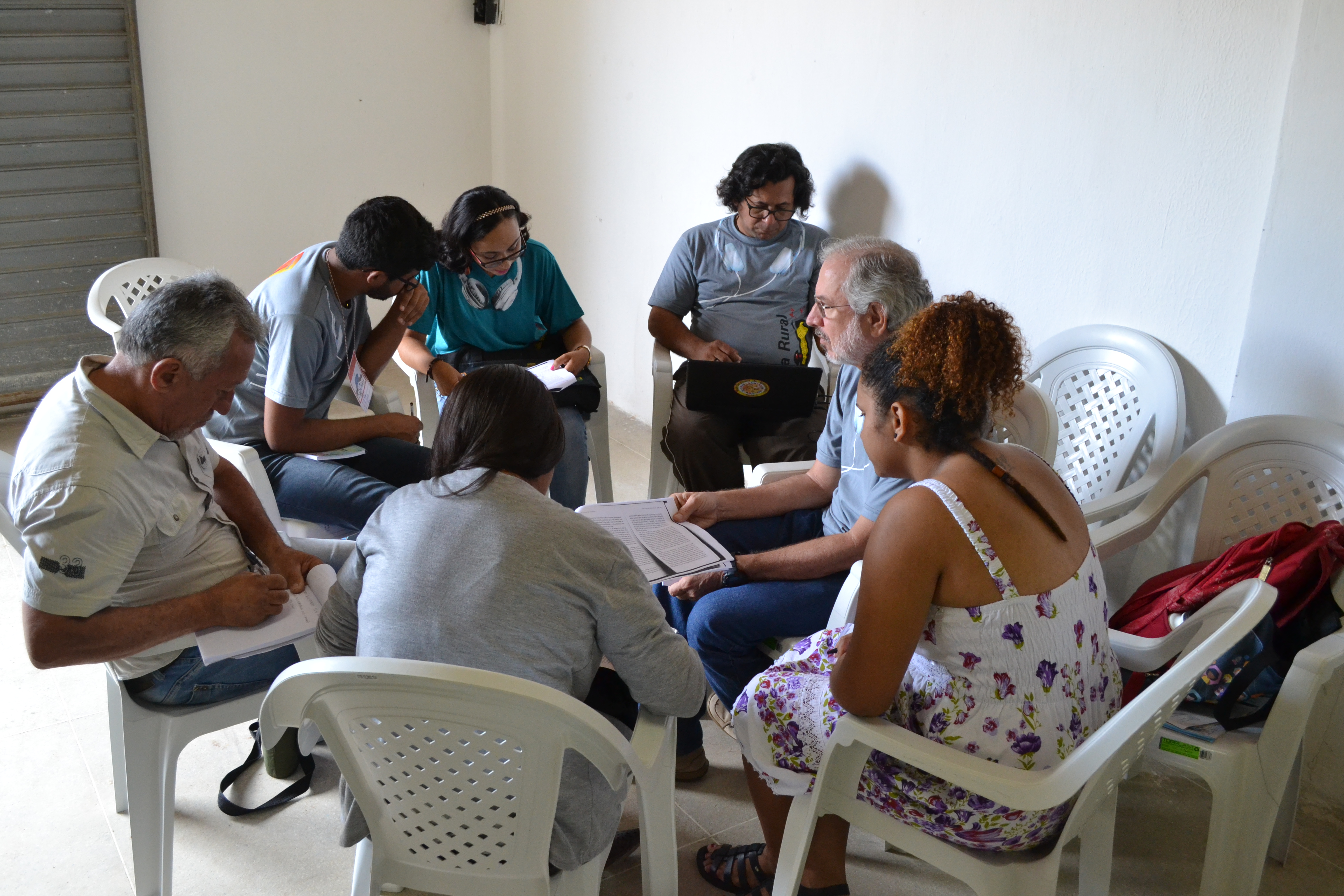 Participantes_debatem_sobre_formas_de_comunicacao_local_foto_Anasandreana .JPG